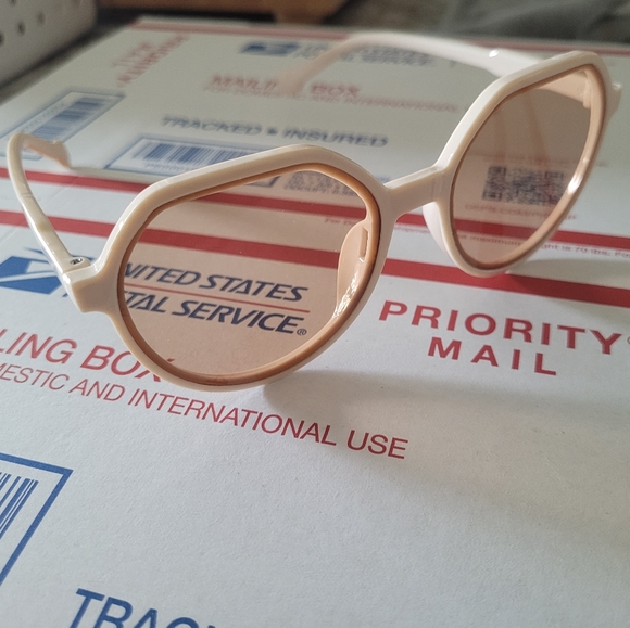 Last 1❗️Retro Tan & Brown Sunglasses ✨️ - Picture 2 of 13